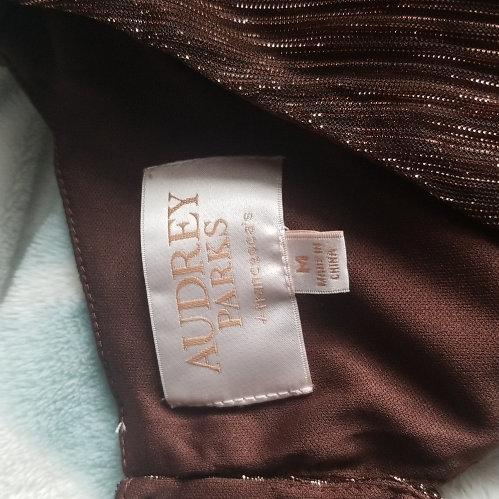 Shimmer Open Back Blouse - Picture 8 of 9